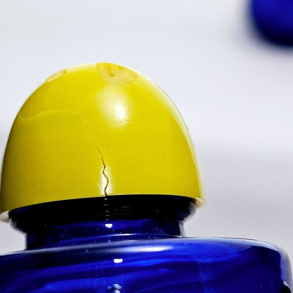 Hazel Atlas Drums Salt Pepper Shakers Cobalt Glass blue 3" yellow lid vtg - Picture 7 of 8